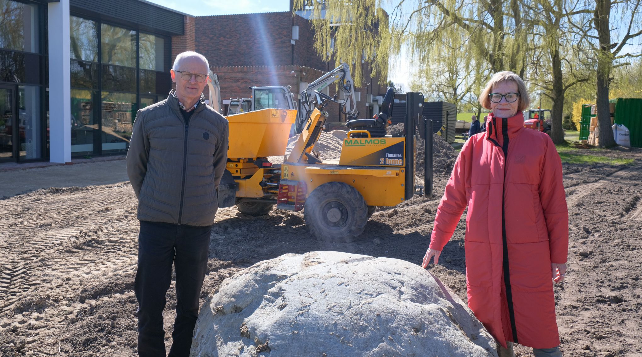 Jette Hansen og Arne Kristoffersen foran gravemaskinerne