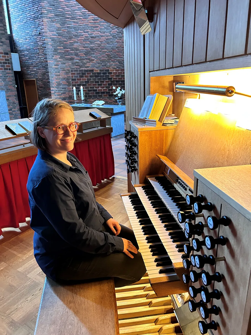 Organist Katrine I. H. Kristiansen ved orgelet.